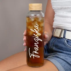 Trinkflasche aus Glas mit Name personalisiert 600 ml | Handmade Flasche mit Holzdeckel als Geschenk