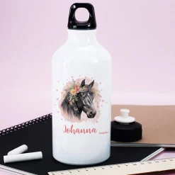 Trinkflasche mit Pferde-Motiv, Blüten, Name und verschiedenen Verschlüssen