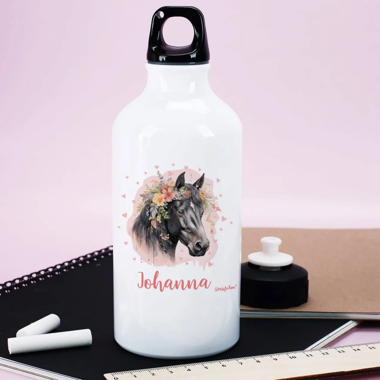 Trinkflasche mit Pferde-Motiv, Blüten, Name und verschiedenen Verschlüssen