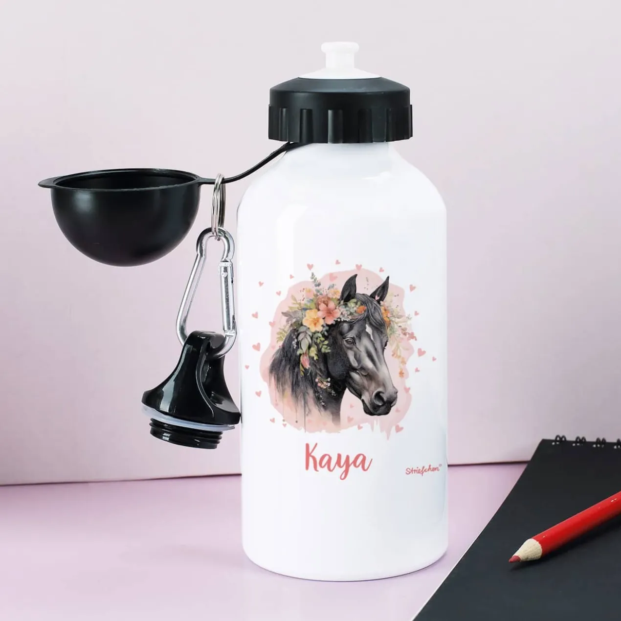 Trinkflasche mit Pferde-Motiv, Blüten, Name und verschiedenen Verschlüssen