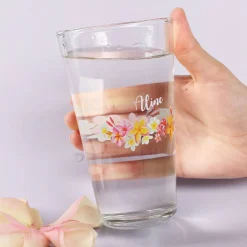 Trinkglas mit Namen und Tropenblumen