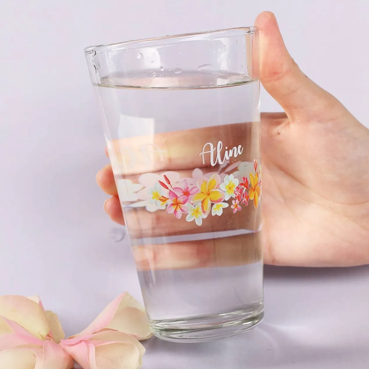 Trinkglas mit Namen und Tropenblumen