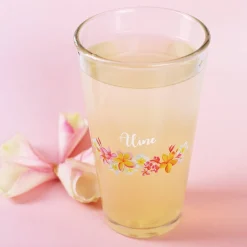 Trinkglas mit Namen und Tropenblumen