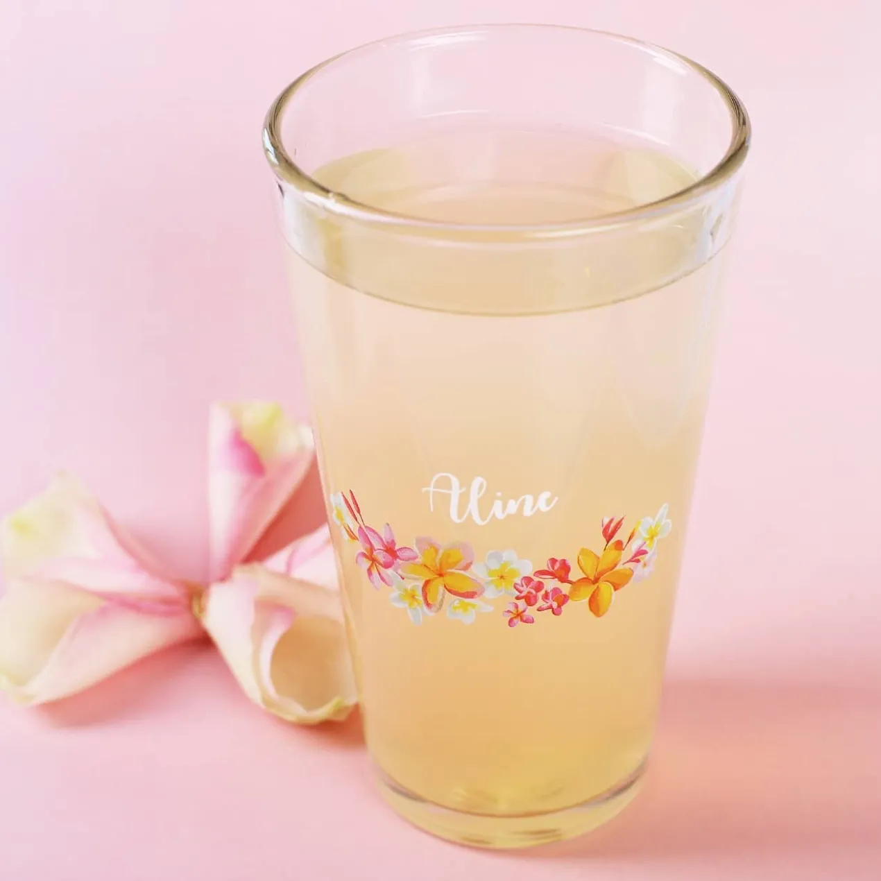 Trinkglas mit Namen und Tropenblumen