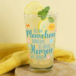 Trinkglas zum Abschied für Erzieher "Kleine Menschen, große Herzen" mit Wunschtext und Frühlingsmotiv