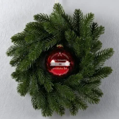 Türkranz & Wandschmuck mit personalisierter Christbaumkugel in Rot oder Weiß | Weihnachtsdeko
