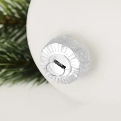 Türkranz & Wandschmuck mit personalisierter Christbaumkugel in Rot oder Weiß | Weihnachtsdeko