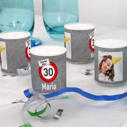 Vier kleine Kerzen mit Foto und Verkehrszeichenmotiv zum Geburtstag