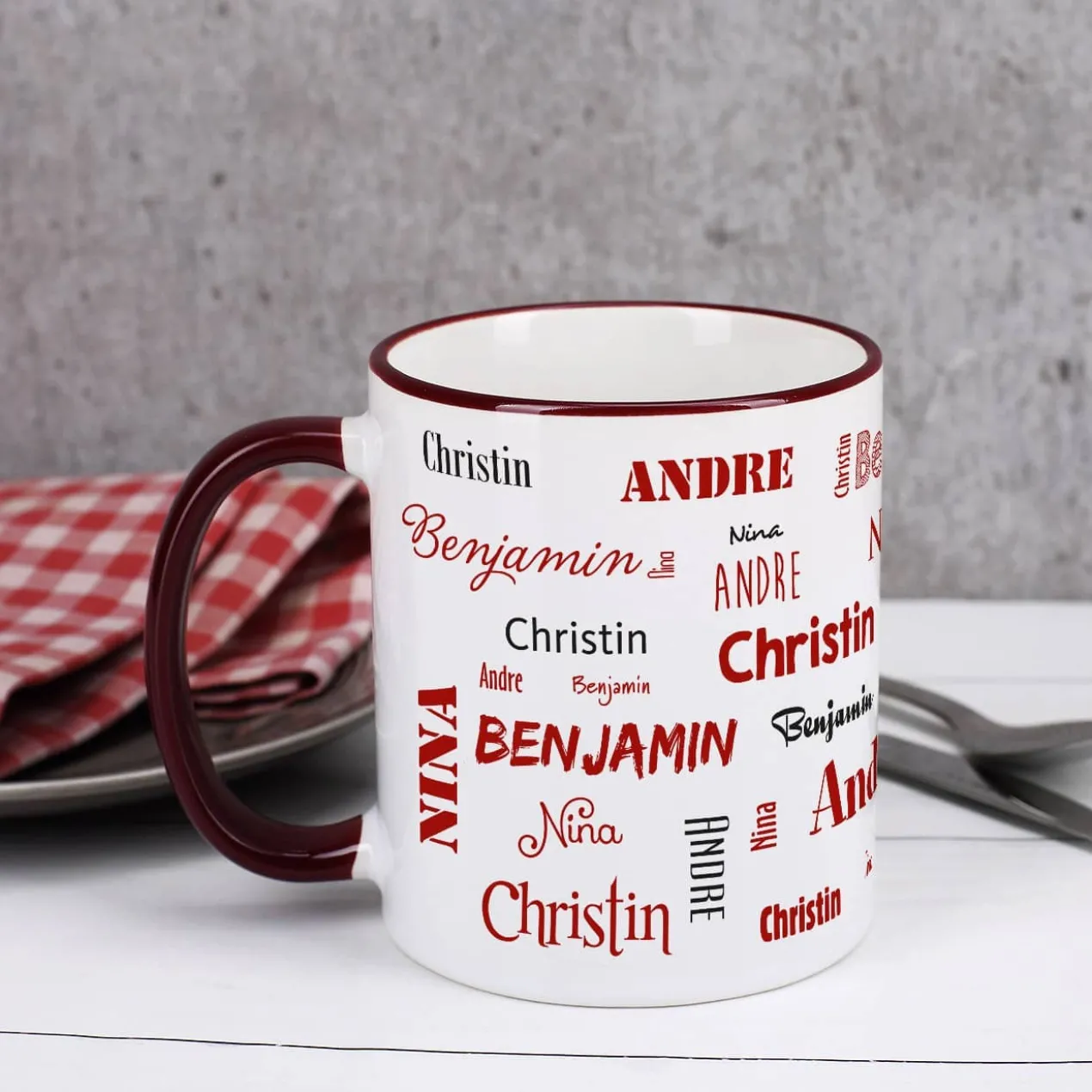 Vier Namen - Familientasse mit dunkelrotem Rand und Henkel