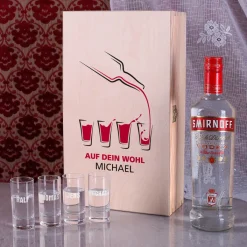 Vodka Smirnoff mit 4 gravierten Gläsern in bedruckter Holzkiste