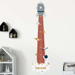 Wandtattoo Messlatte für Kinderzimmer mit Wunschname & Raketen-Motiv
