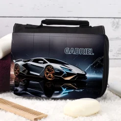 Waschtasche mit Sportwagen-Motiv für Jungen mit Name personalisiert | Kulturbeutel in schwarz
