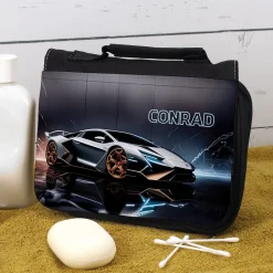 Waschtasche mit Sportwagen-Motiv für Jungen mit Name personalisiert | Kulturbeutel in schwarz