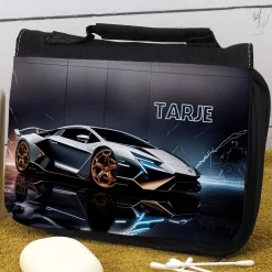 Waschtasche mit Sportwagen-Motiv für Jungen mit Name personalisiert | Kulturbeutel in schwarz
