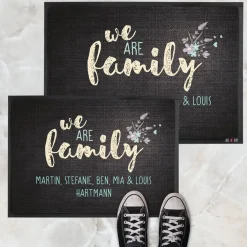 We are family - bedruckte Fußmatte mit 2 Zeilen Wunschtext