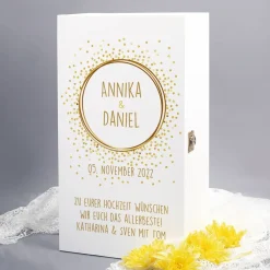 Weiße Holzbox zur Hochzeit mit gravierten Sektgläsern