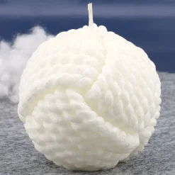 Weiße Kugelkerze mit Kordelmusterung