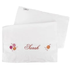 Weißes Handtuch mit Name und Rosenmotiv
