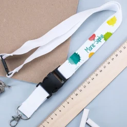 Weißes Schlüsselband mit buntem Motiv und Name