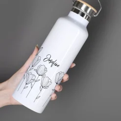 Weiße Thermosflasche mit Blumenmotiv und Schmetterlingen bedruckt