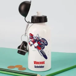 Weiße Trinkflasche aus Metall mit Motorrad-Motiv, Name und Text