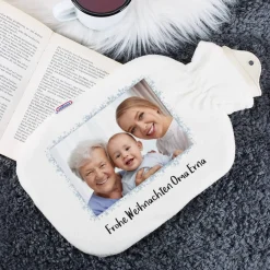 Weiße Wärmflasche mit Fotoaufdruck und Schneeflockenrahmen