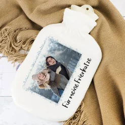 Weiße Wärmflasche mit Fotoaufdruck und Schneeflockenrahmen
