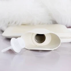 Weiße Wärmflasche mit Name und Initiale bedruckt