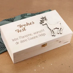 Weihnachtliche Geschenkverpackung mit Rentier-Applikation