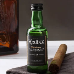 weihnachtliche Pappbox mit Ardbeg Mini Flasche und graviertem Whiskyglas