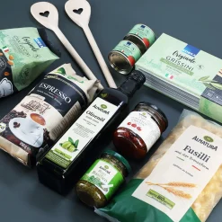 Weihnachtlicher Geschenkkorb mit Namensaufdruck und wahlweise Füllung