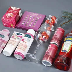 Weihnachtlicher Geschenkkorb mit Namensaufdruck und wahlweise Füllung