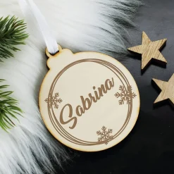 Weihnachtsbaumkugel aus Holz mit Name graviert in 5 Motiven
