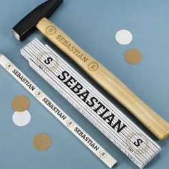 Weihnachtsgeschenk für Heimwerker mit Box, Hammer, Zollstock und Bleistift