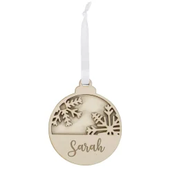 Weihnachtskugel aus Holz mit Schneeflockenmotiv und Namensgravur