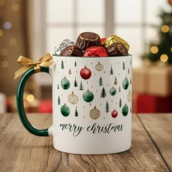 Weihnachtstasse 'Merry Christmas' mit Baumschmuck-Motiv | Festliche Keramiktasse zu Weihnachten
