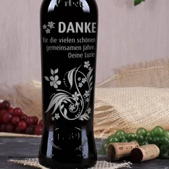 Weinflasche mit Gravur und floralem Design, Danke