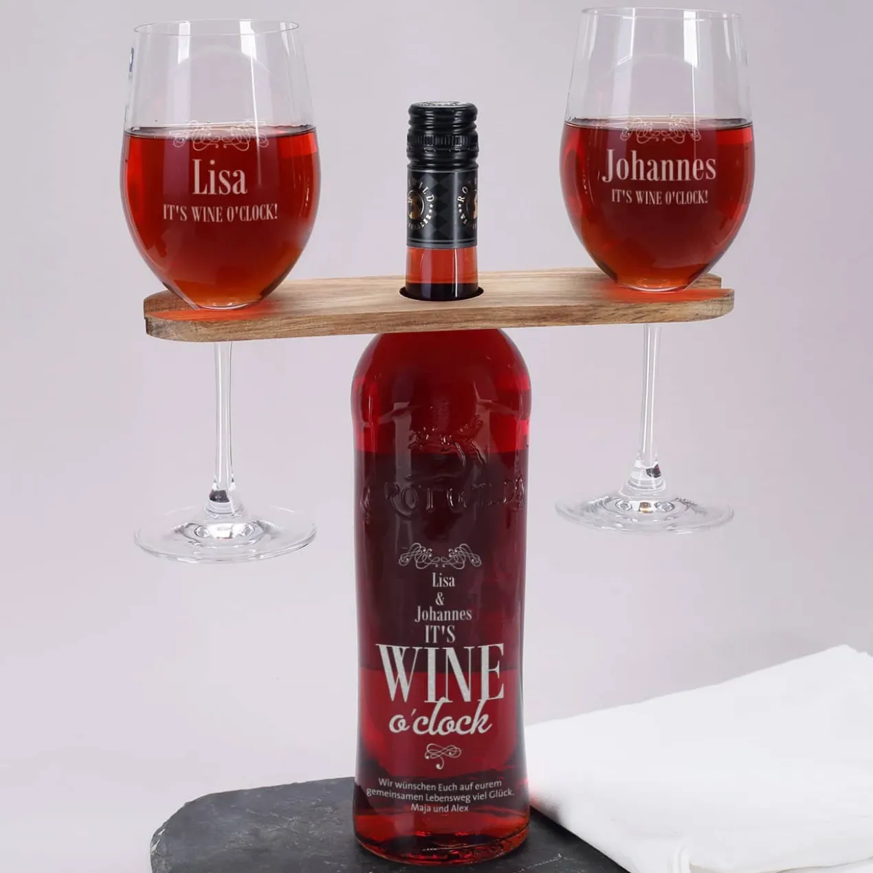 Weingeschenk Set - It`s Wine o`clock! - mit gravierter Weinflasche, Weingläsern und Weinbutler