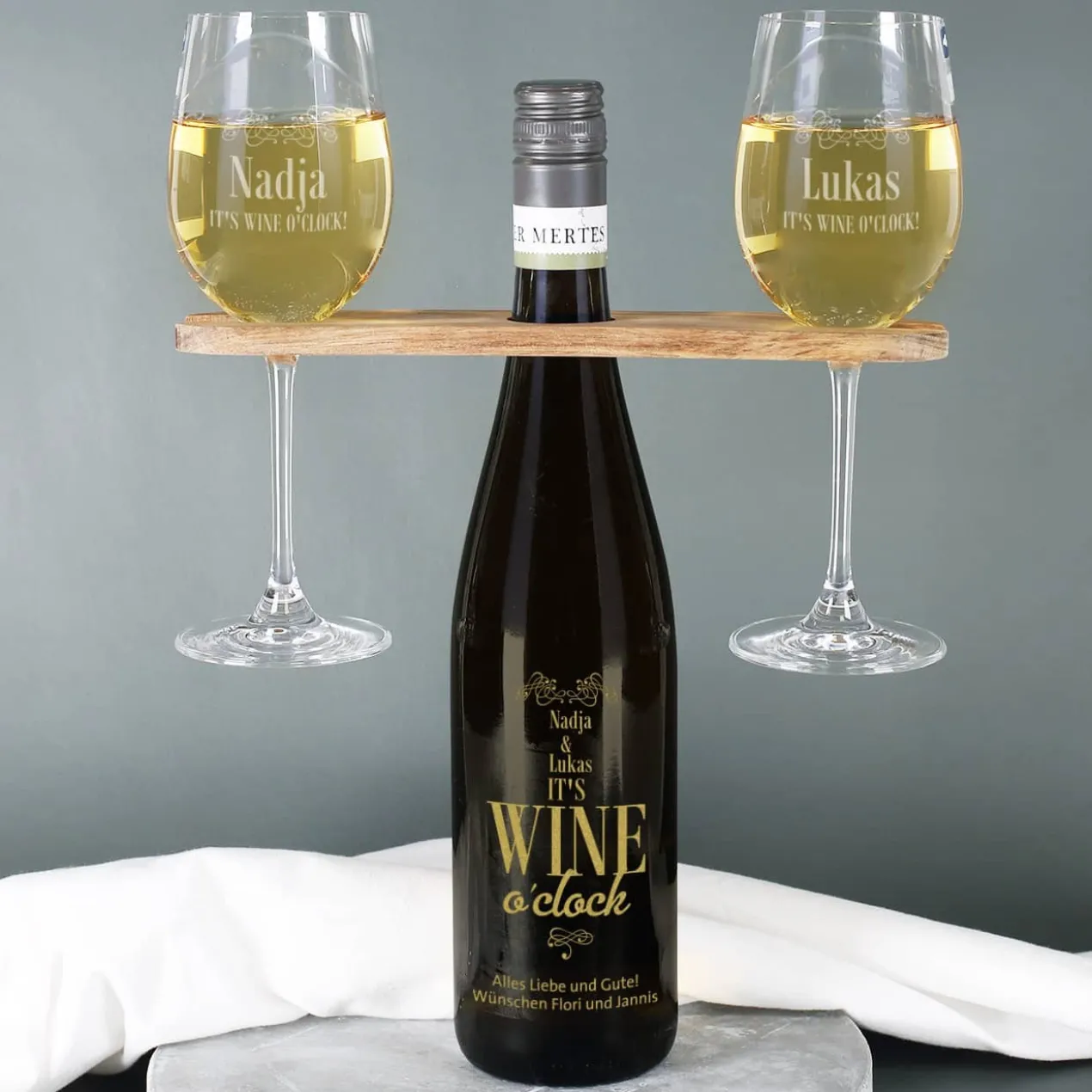 Weingeschenk Set - It`s Wine o`clock! - mit gravierter Weinflasche, Weingläsern und Weinbutler