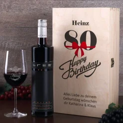 Weingeschenkset zum 80. Geburtstag mit graviertem Weinglas und Flasche in bedruckter Holzbox