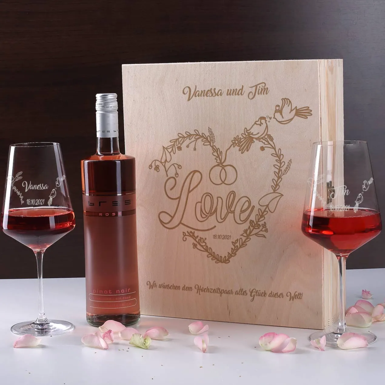 Wein Geschenkset zur Hochzeit mit personalisierter Holzbox und Weinglas mit Gravur