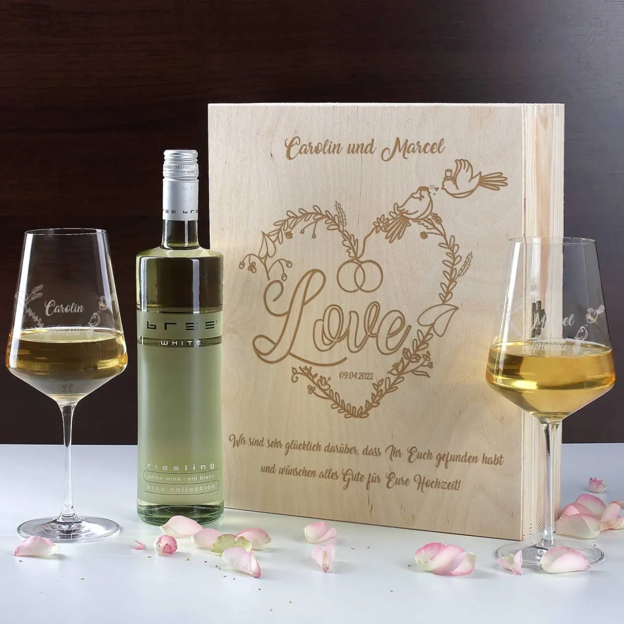 Wein Geschenkset zur Hochzeit mit personalisierter Holzbox und Weinglas mit Gravur