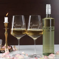 Wein Geschenkset zur Hochzeit mit personalisierter Holzbox und Weinglas mit Gravur