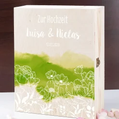 Wein-Geschenkset zur Hochzeit mit zwei gravierten Gläsern in einer persönlich gestalteten Holzbox