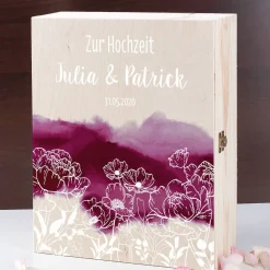 Wein-Geschenkset zur Hochzeit mit zwei gravierten Gläsern in einer persönlich gestalteten Holzbox