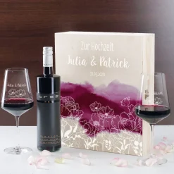 Wein-Geschenkset zur Hochzeit mit zwei gravierten Gläsern in einer persönlich gestalteten Holzbox