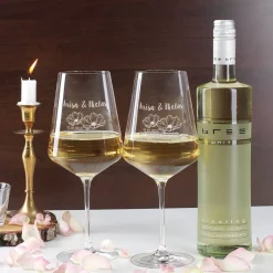 Wein-Geschenkset zur Hochzeit mit zwei gravierten Gläsern in einer persönlich gestalteten Holzbox