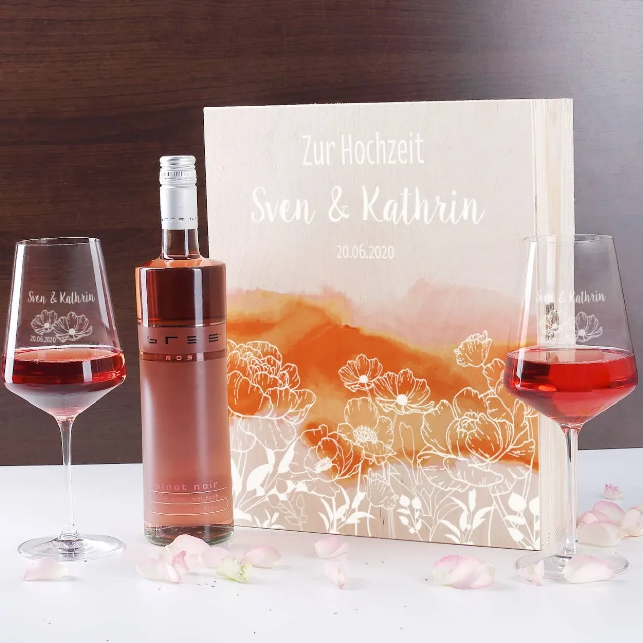 Wein-Geschenkset zur Hochzeit mit zwei gravierten Gläsern in einer persönlich gestalteten Holzbox