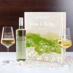 Wein-Geschenkset zur Hochzeit mit zwei gravierten Gläsern in einer persönlich gestalteten Holzbox