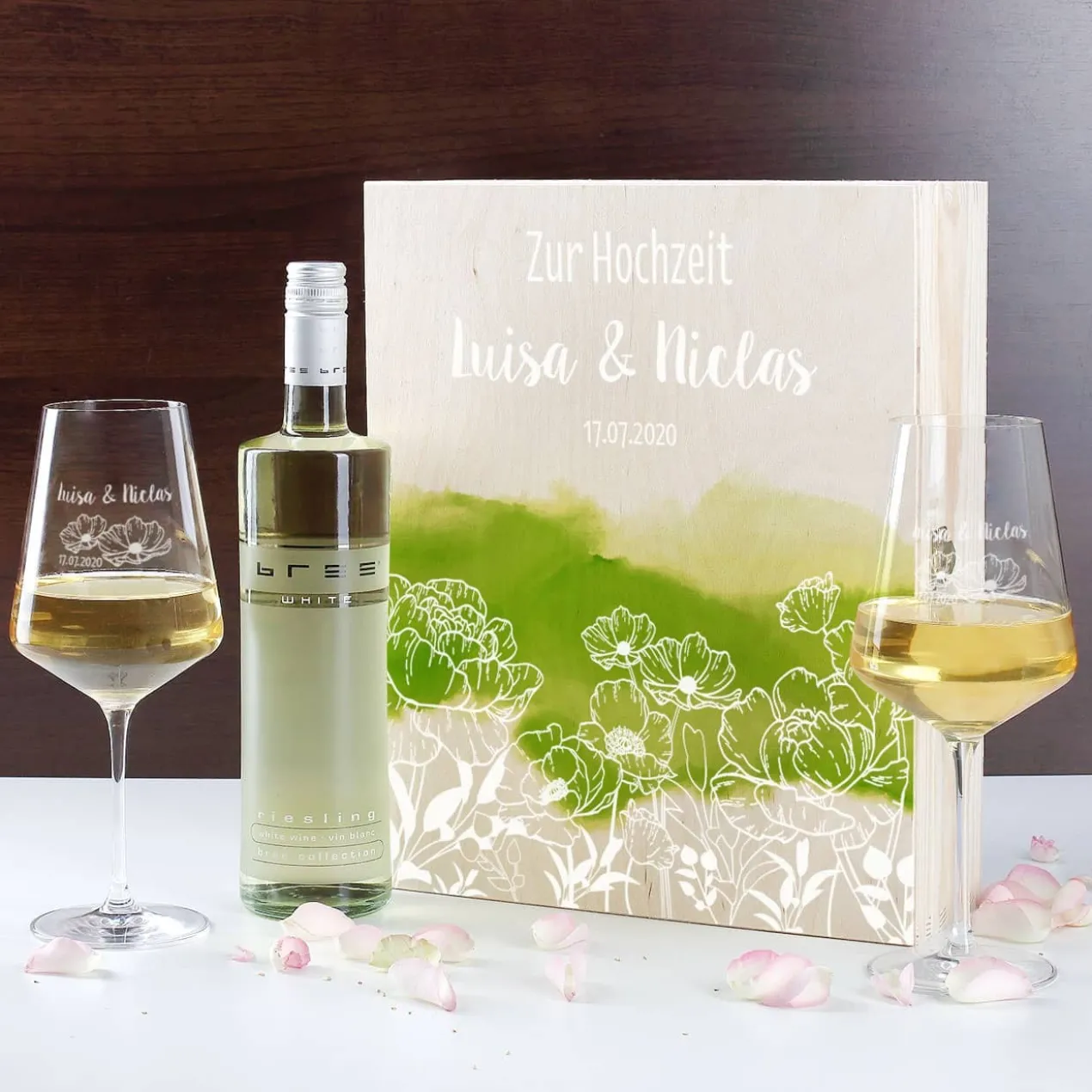 Wein-Geschenkset zur Hochzeit mit zwei gravierten Gläsern in einer persönlich gestalteten Holzbox